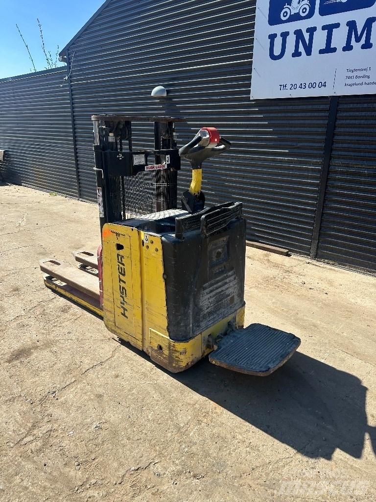 Hyster P 2.0 Самохідні електроштабелери