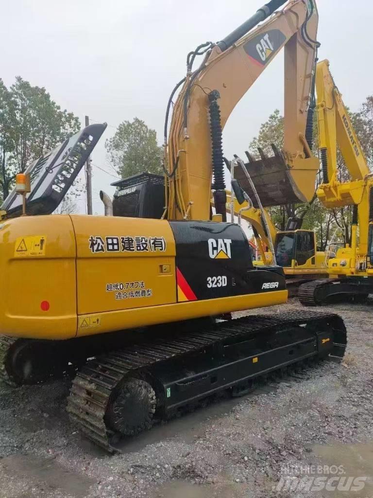 CAT 323D2 Гусеничні екскаватори