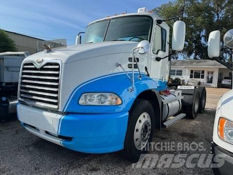 Mack CXN613 Тягачі