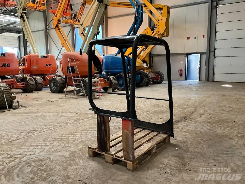 Kubota U 27-4 Кабіна