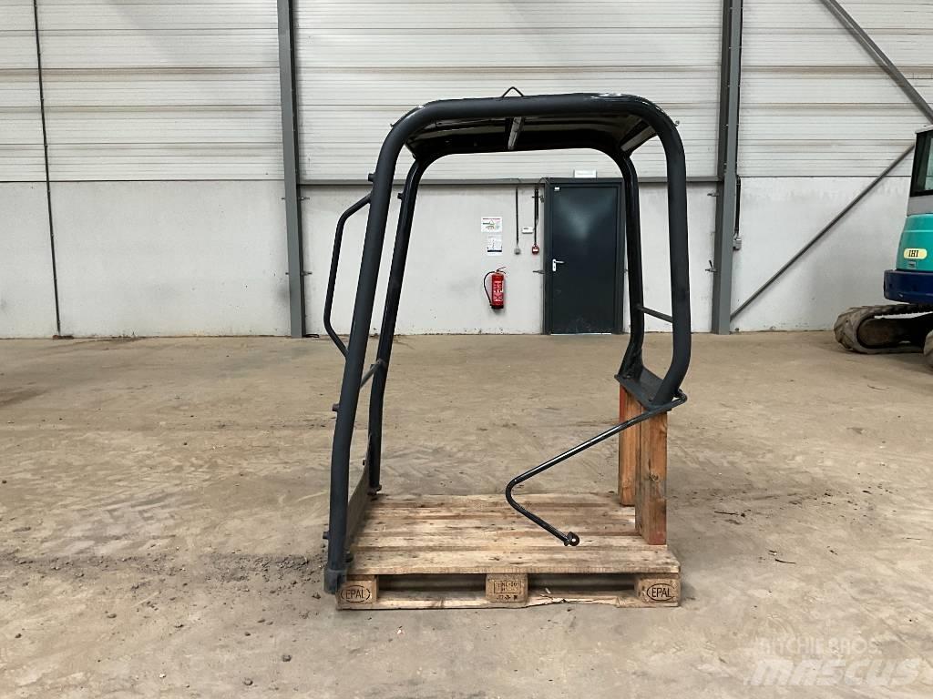 Kubota U 27-4 Кабіна