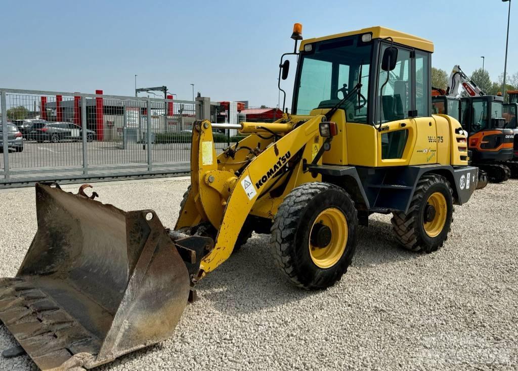 Komatsu WA 75 Фронтальні навантажувачі