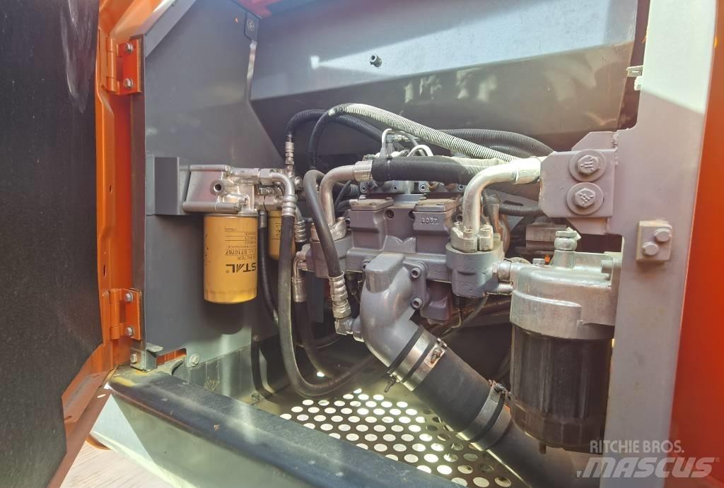Hitachi ZX 210 Гусеничні екскаватори