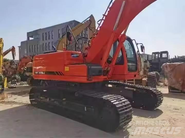 Doosan DX225LC Гусеничні екскаватори