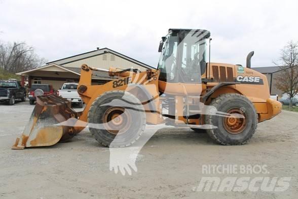 CASE 821E Фронтальні навантажувачі