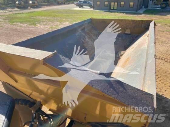 CAT 725C2 Зчленовані самоскиди