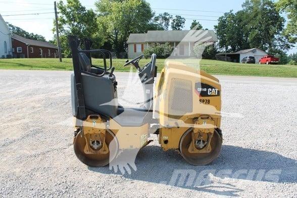 CAT CB14B Грунтові котки