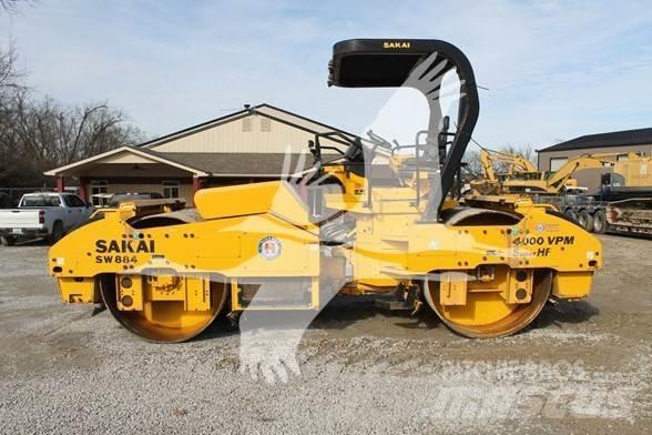 Sakai SW884 Грунтові котки