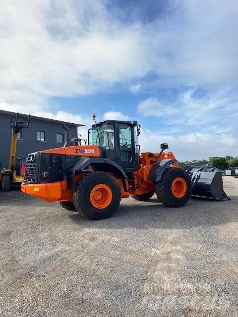 Hitachi ZW 220 Фронтальні навантажувачі