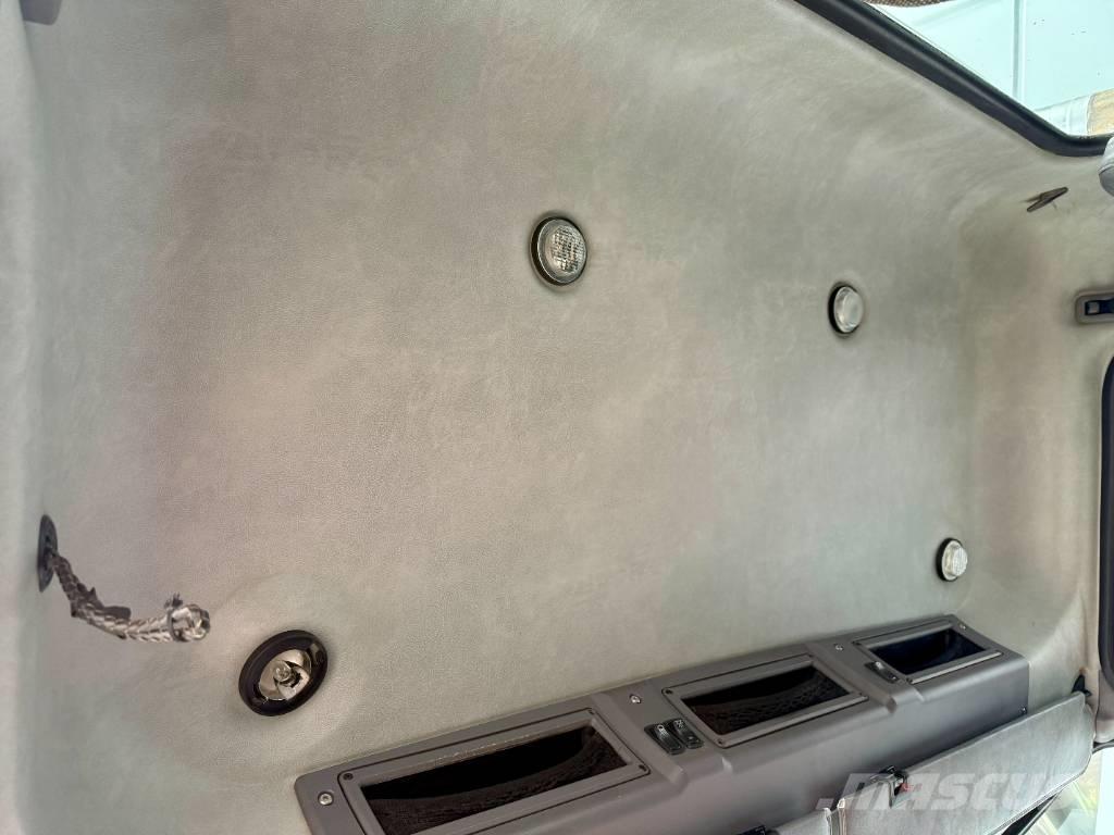 Mack CHU 613 Тягачі