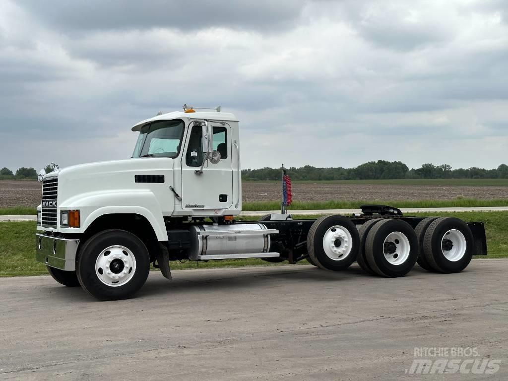Mack CHN 613 Тягачі