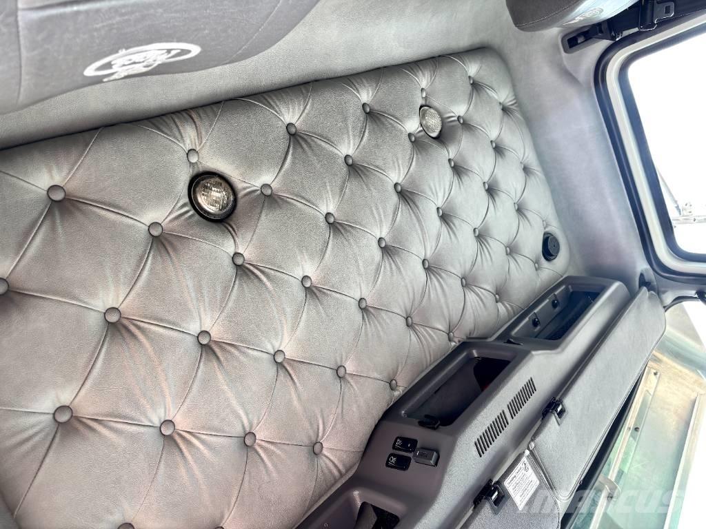 Mack GU713 Тягачі