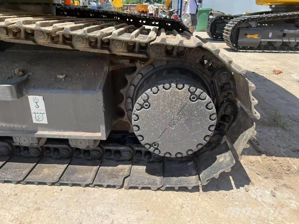 Komatsu 220 Гусеничні екскаватори