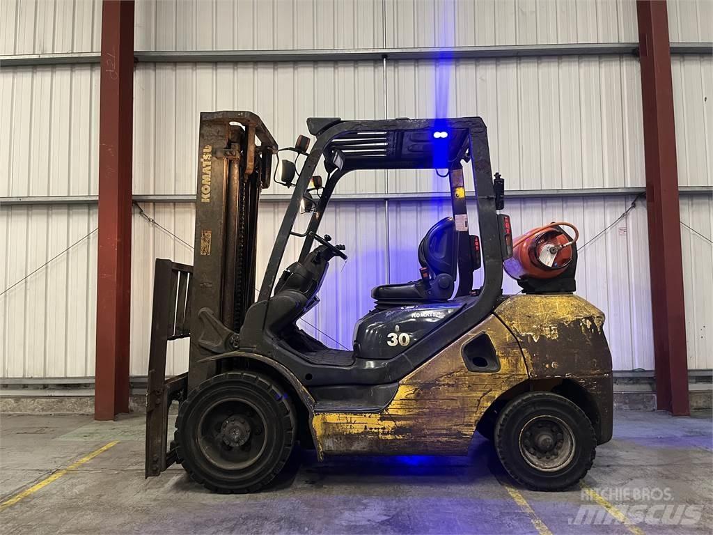 Komatsu FG30T-17 Газові навантажувачі