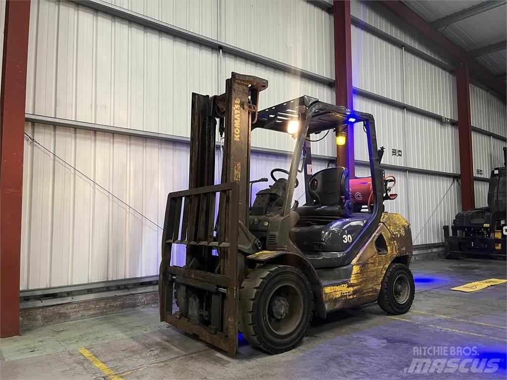 Komatsu FG30T-17 Газові навантажувачі