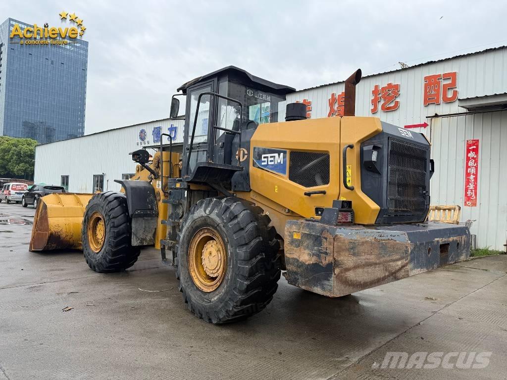 SEM 655F Фронтальні навантажувачі