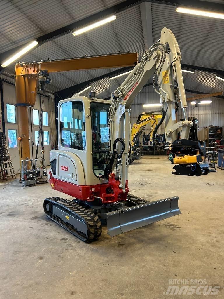Takeuchi TB225 Міні-екскаватори < 7т