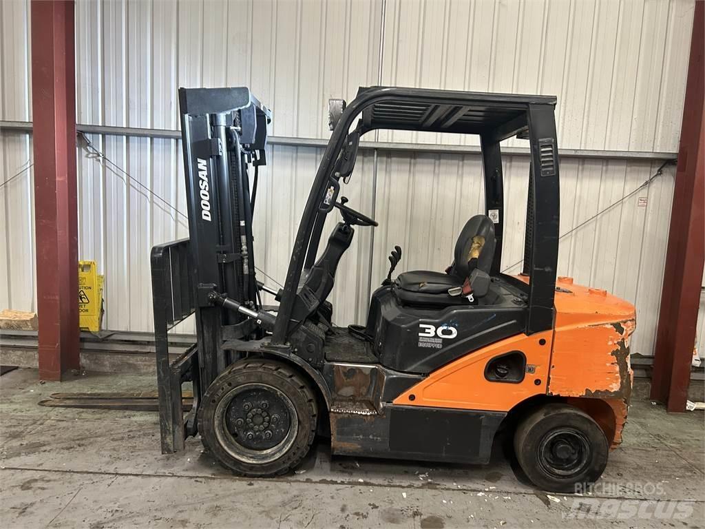 Doosan D30S-5 Дизельні навантажувачі
