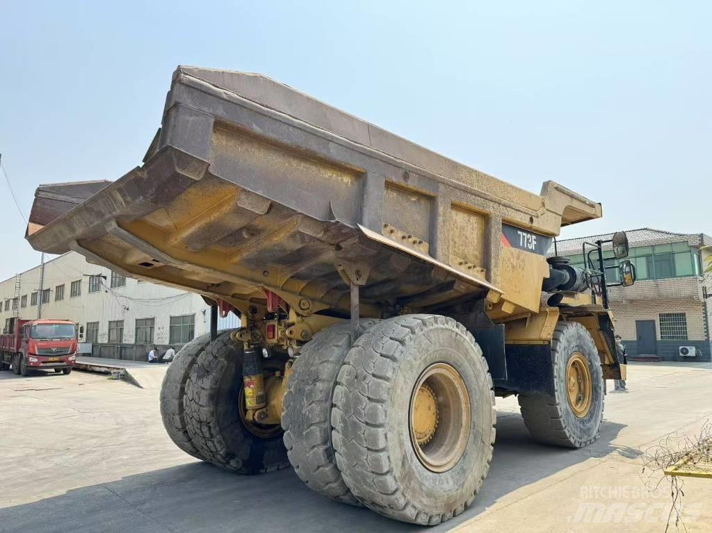CAT 773 F Зчленовані самоскиди