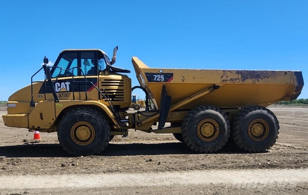 CAT 725 Зчленовані самоскиди