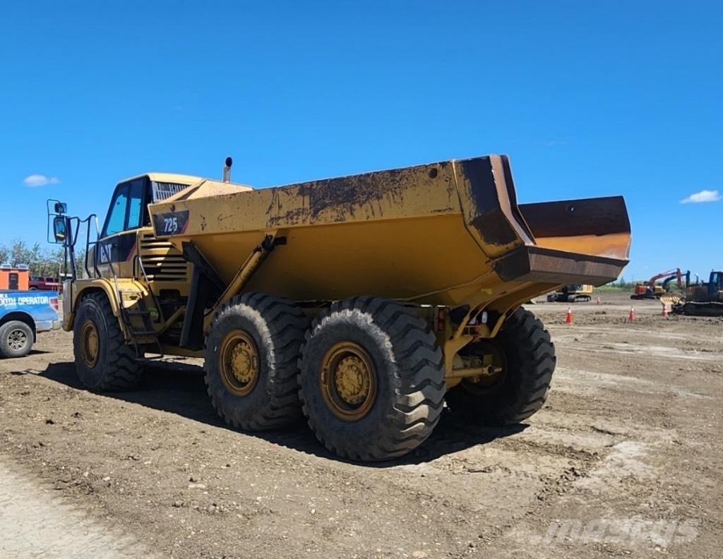CAT 725 Зчленовані самоскиди