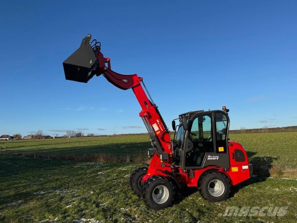  Max Loader 810 T Малі навантажувачі