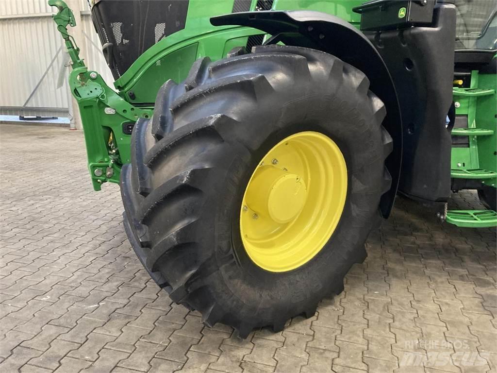 John Deere 6R 215 Трактори