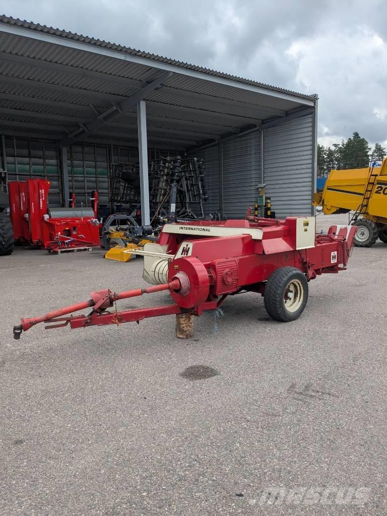 International 430 T Тюкові прес-підбирачі