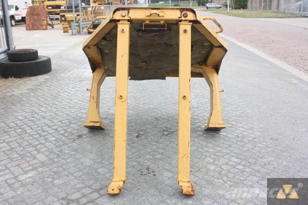 CAT D8N O-rops cab Кабіни