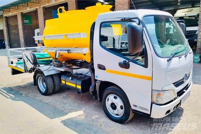Hino 300 614 Вантажівки / спеціальні