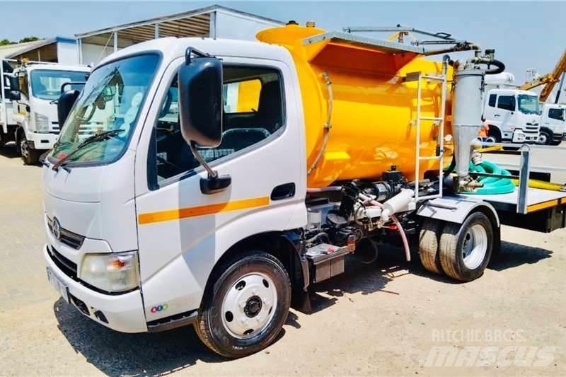 Hino 300 614 Вантажівки / спеціальні