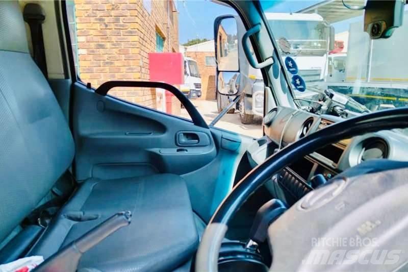 Hino 300 614 Вантажівки / спеціальні