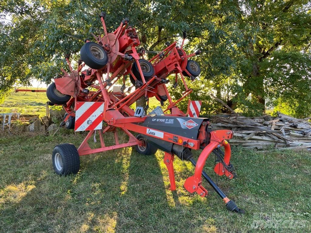 Kuhn GF8702T Граблі і сінозворушувачі