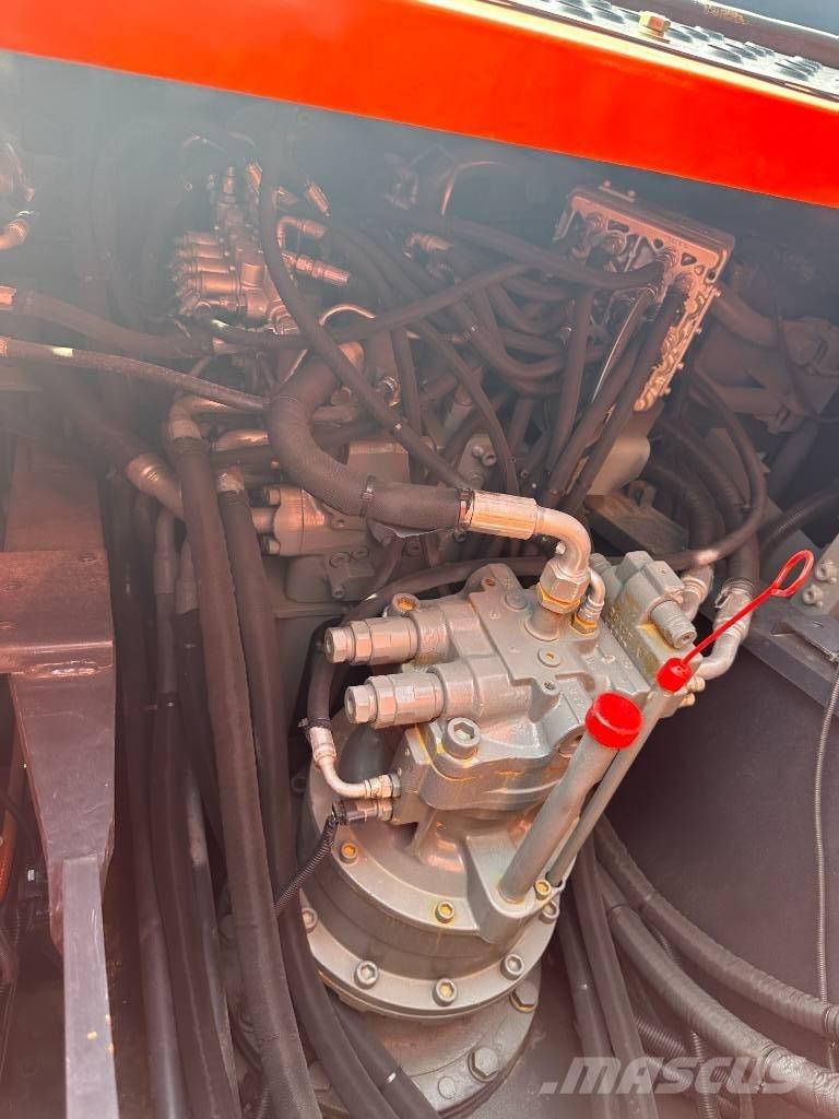 Hitachi ZX200 Гусеничні екскаватори