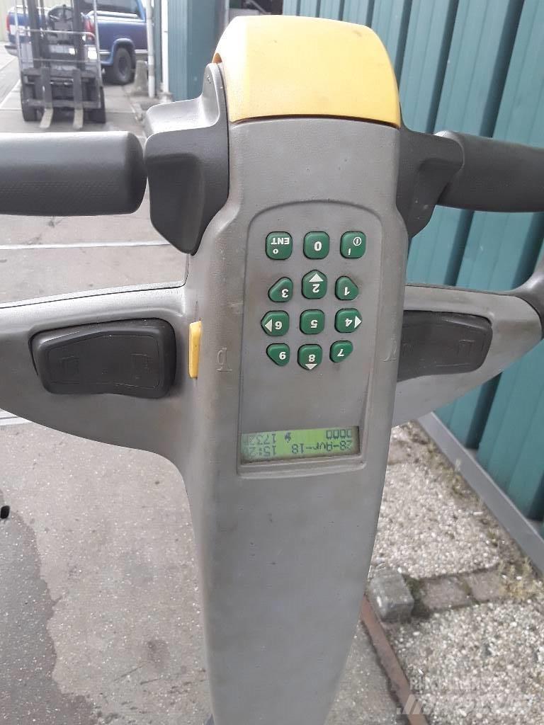 Nissan PLL160 Штабелери