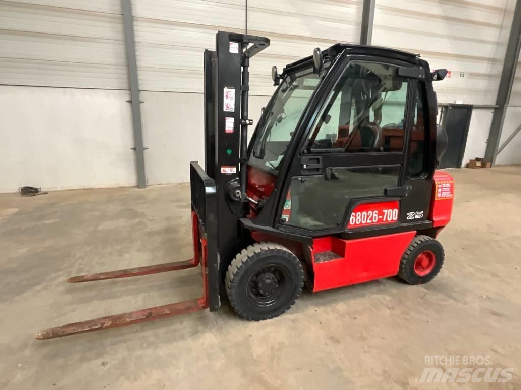 Nissan U1 D2 A 25 LQ Газові навантажувачі
