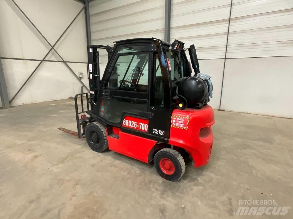 Nissan U1 D2 A 25 LQ Газові навантажувачі