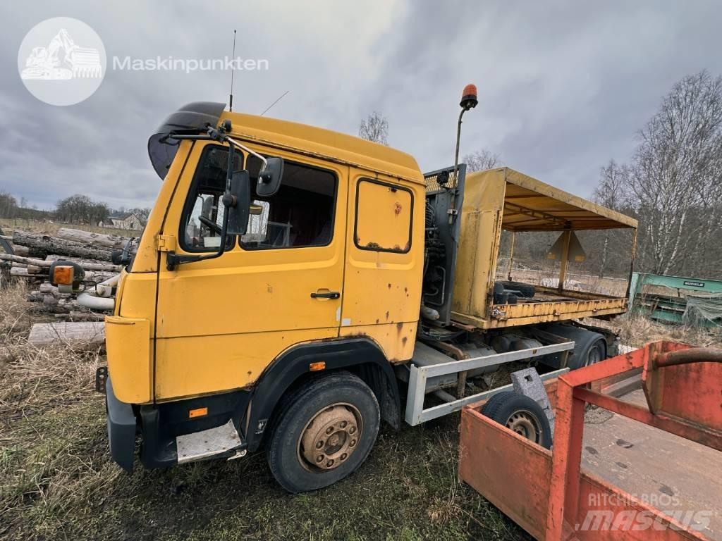 Mercedes-Benz 1117 L Вантажівки з гаковим підйомом