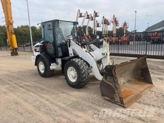 CAT 906 Фронтальні навантажувачі