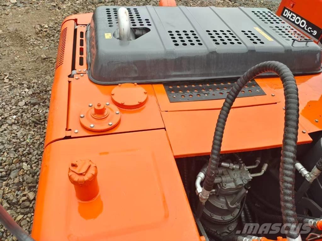 Hitachi ZX 200 Гусеничні екскаватори