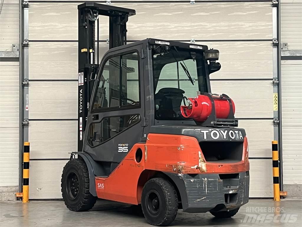 Toyota 8FGJF35 Газові навантажувачі