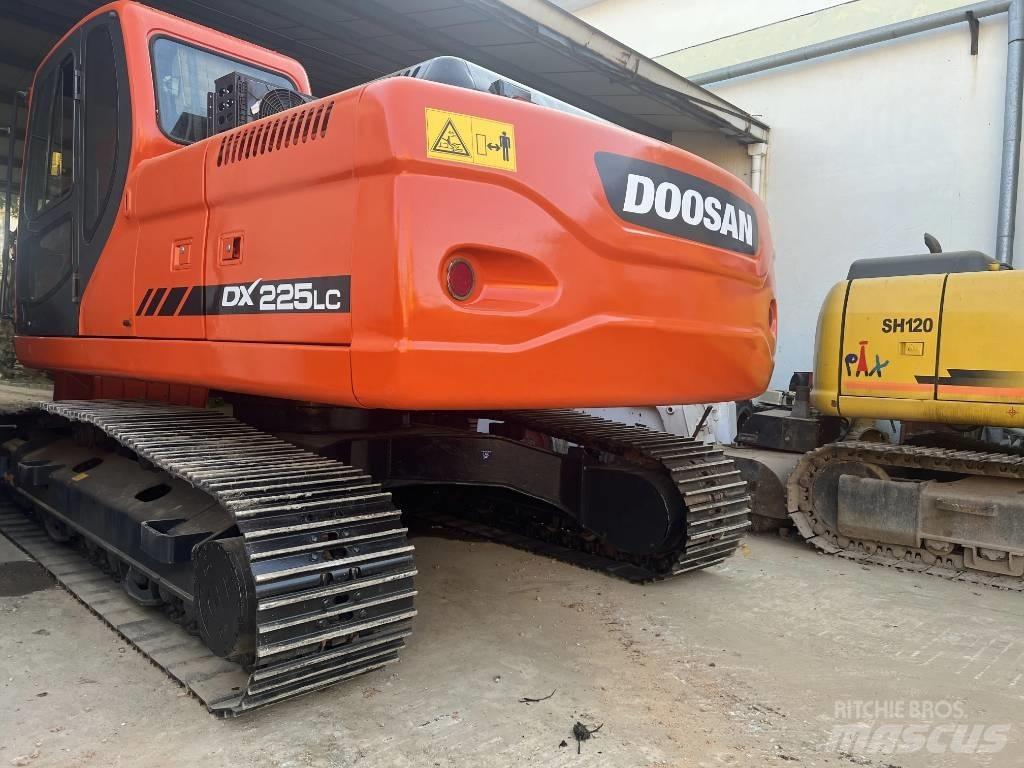 Doosan DX225LC Гусеничні екскаватори