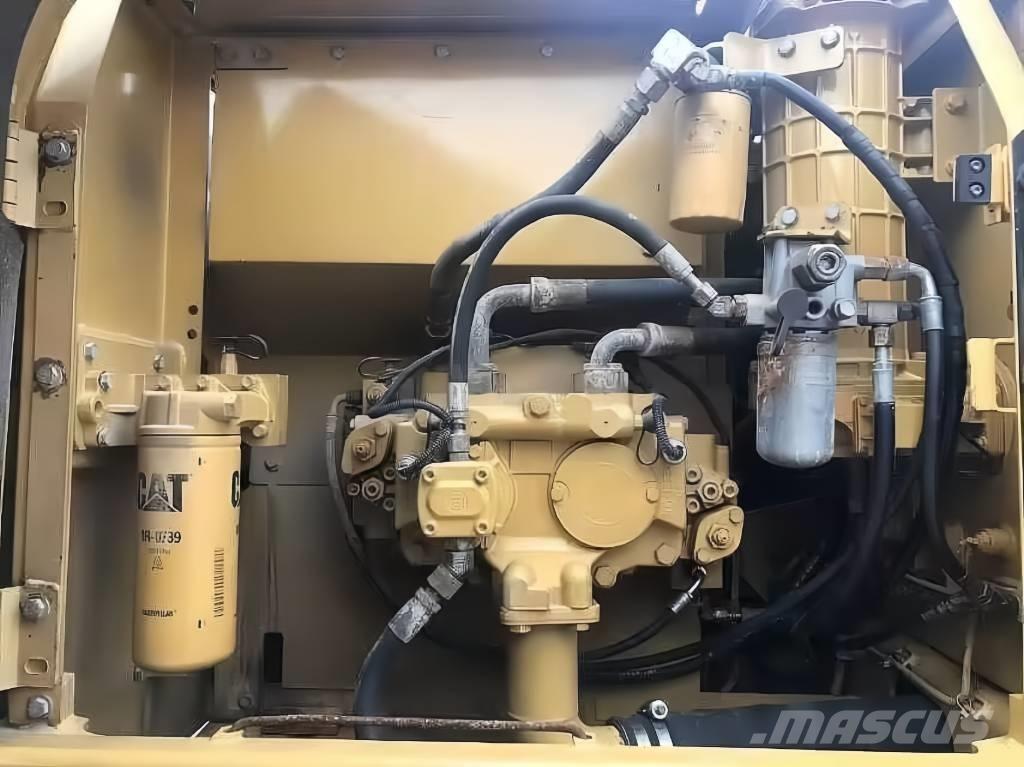 CAT 323 D Гусеничні екскаватори