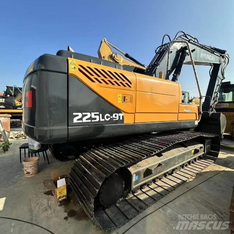 Hyundai R225 Гусеничні екскаватори
