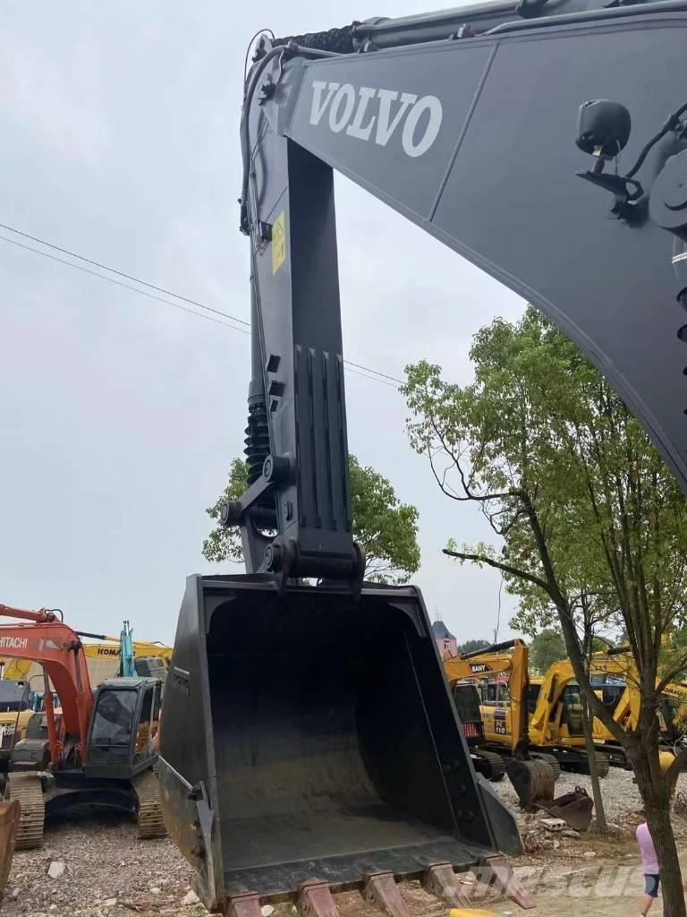 Volvo EC210D Гусеничні екскаватори