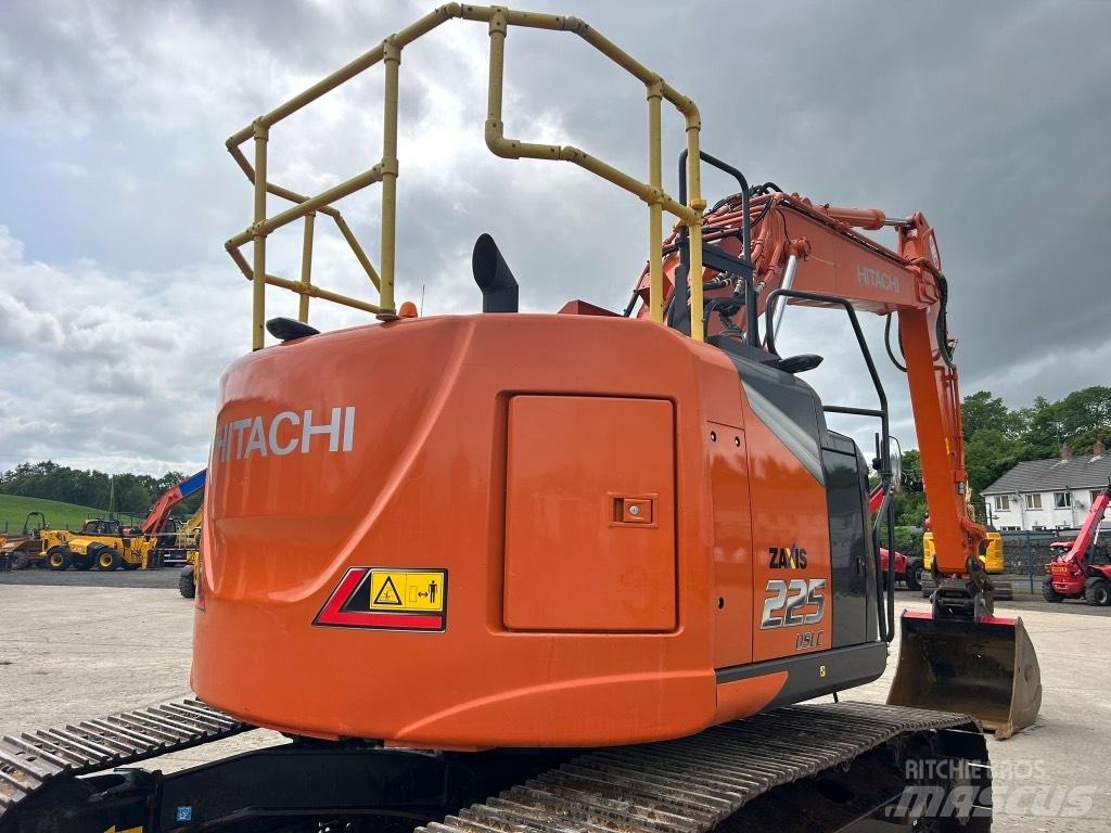 Hitachi ZX225 USLC-7 Гусеничні екскаватори