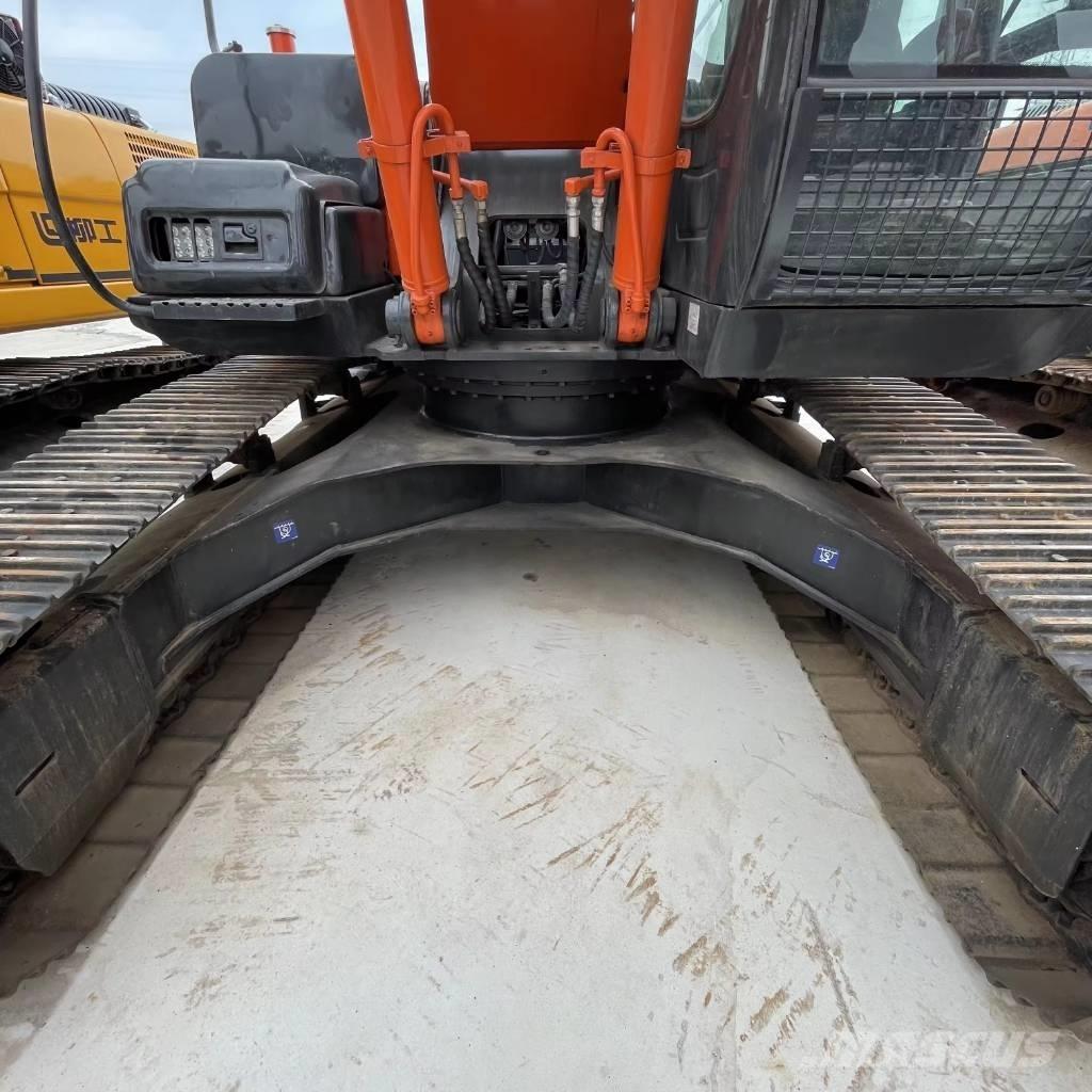 Hitachi ZX 240 Гусеничні екскаватори