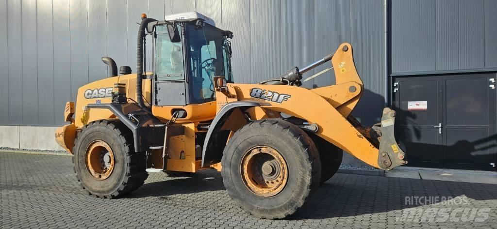 CASE 821 F Фронтальні навантажувачі