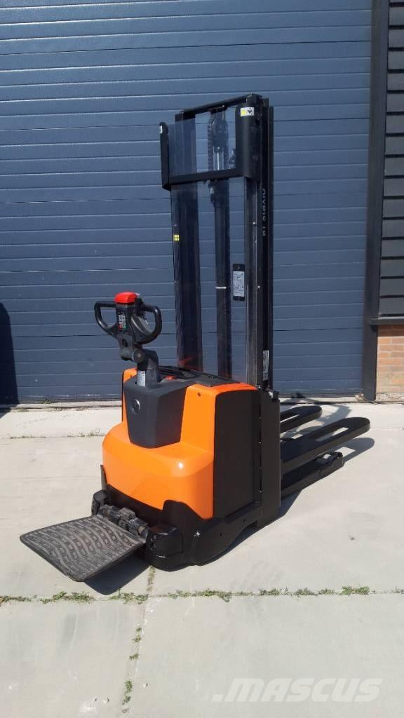 BT SWE 120 Самохідні електроштабелери