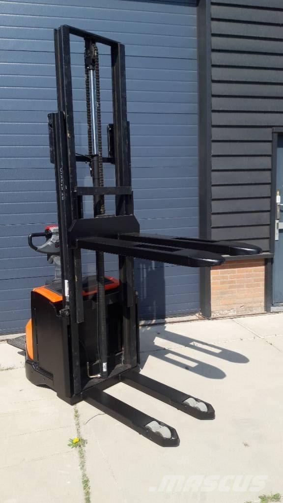 BT SWE 120 Самохідні електроштабелери